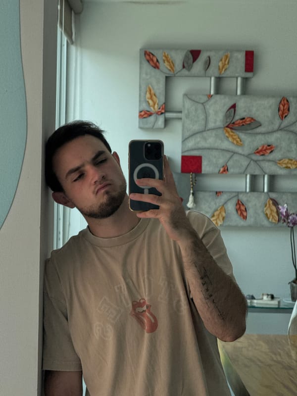Man Takes Mirror Selfie in San Bernardino Tlaxcalancingo