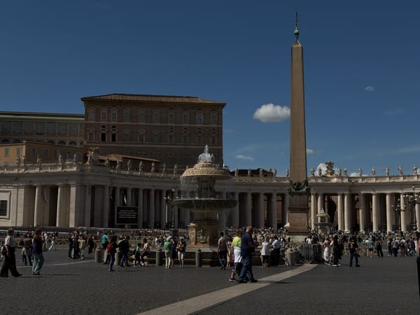 Tourists visit St. Peter's Square on busy Vatican afternoon
