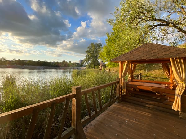 Golden hour lakeside scene documented in Brest park