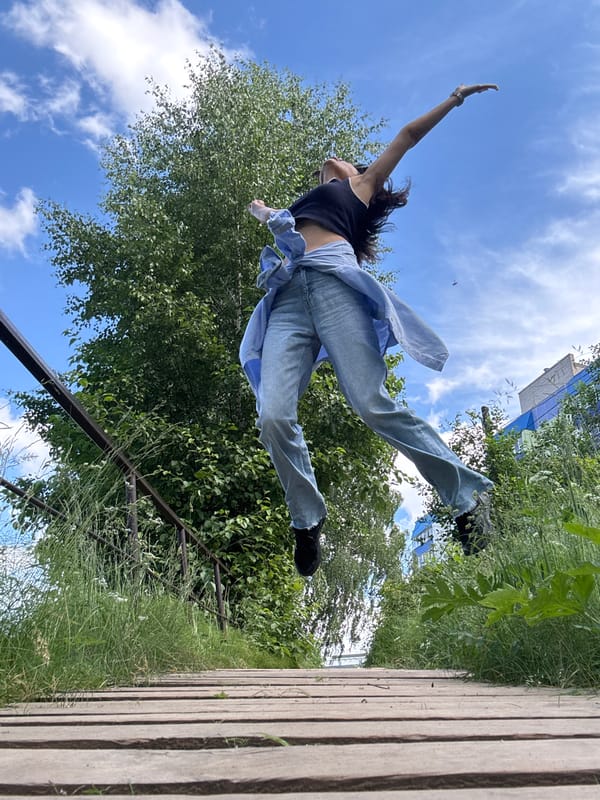 Outdoor photo session on a Chaikovsky boardwalk, sunny morning