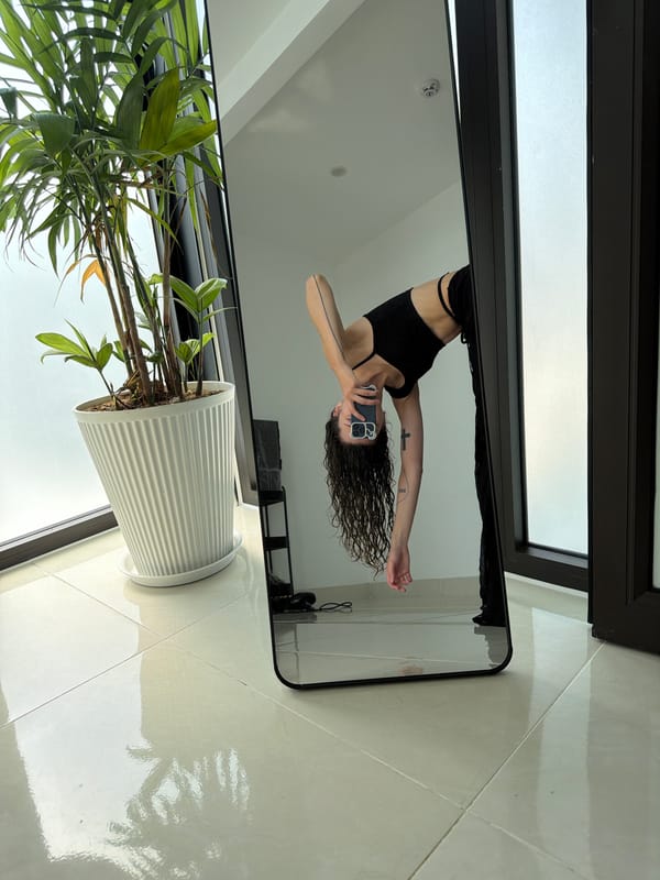 Woman takes morning mirror selfies in Đà Nẵng apartment
