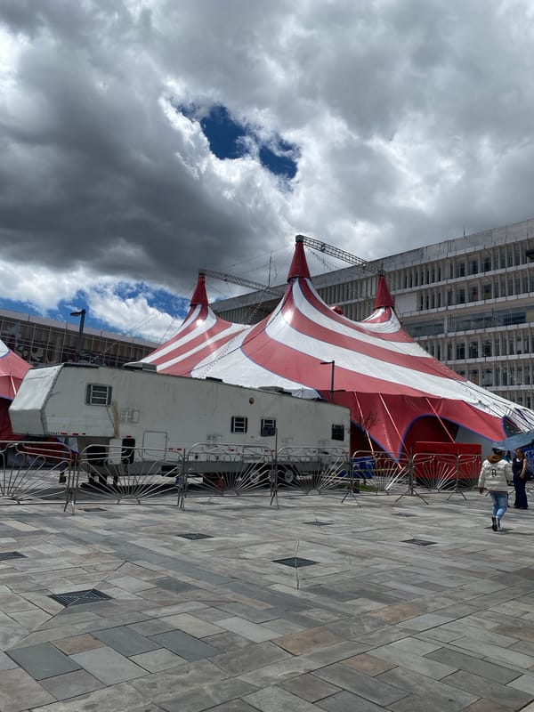 Hnos Fuentes Gasca circus sets up in Quito