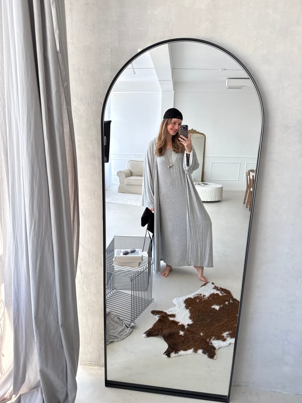 Woman documents morning routine through mirror selfies in Izhevsk