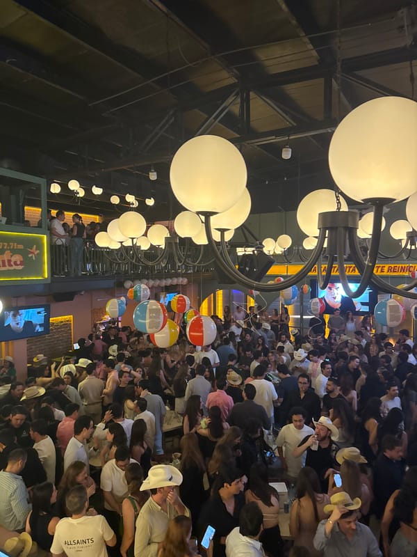 Packed nightclub scene with cowboy hats observed in León