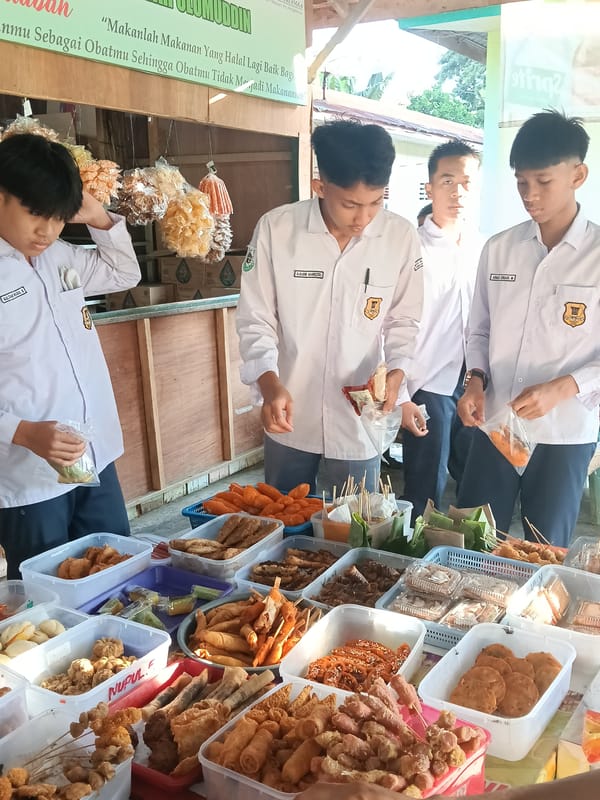 Students visit snack stall during school break in Lhokseumawe