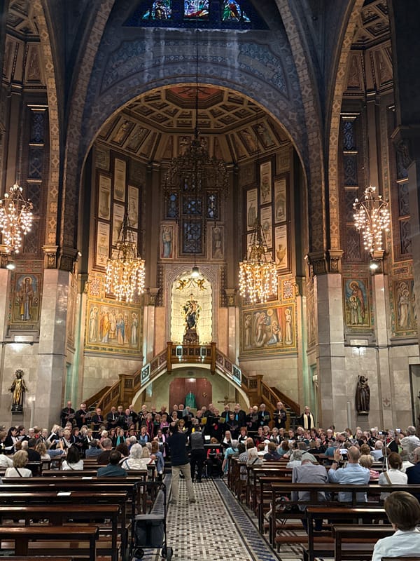 Evening choir performance draws crowds to Barcelona basilica