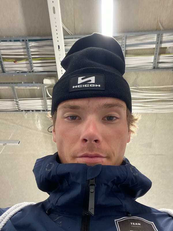 Shopper documents grocery trip with selfies in Lommedalen store