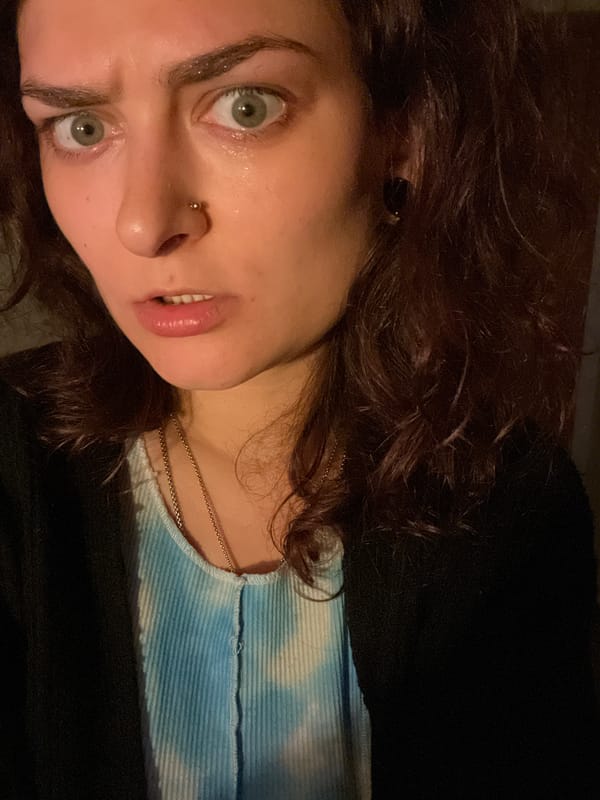Evening portrait session with decorative lights captured in Picassent
