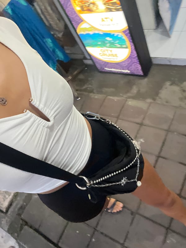 Casual shopping activity observed in Kuta Selatan market district