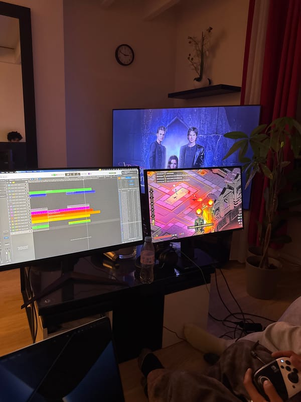 Multi-monitor room setup observed in Paris residence