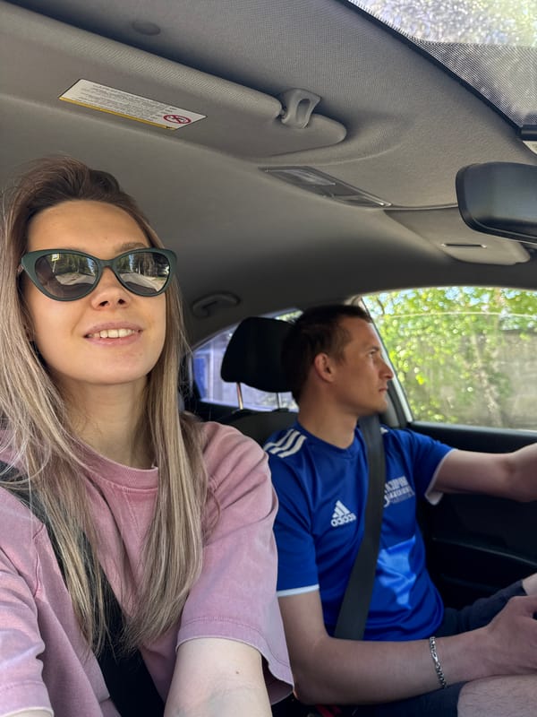 Two people spotted inside car in Noviy, Russia