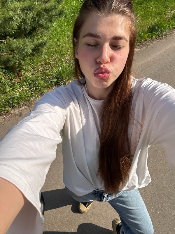 Woman spends afternoon with baby in Мещёры park