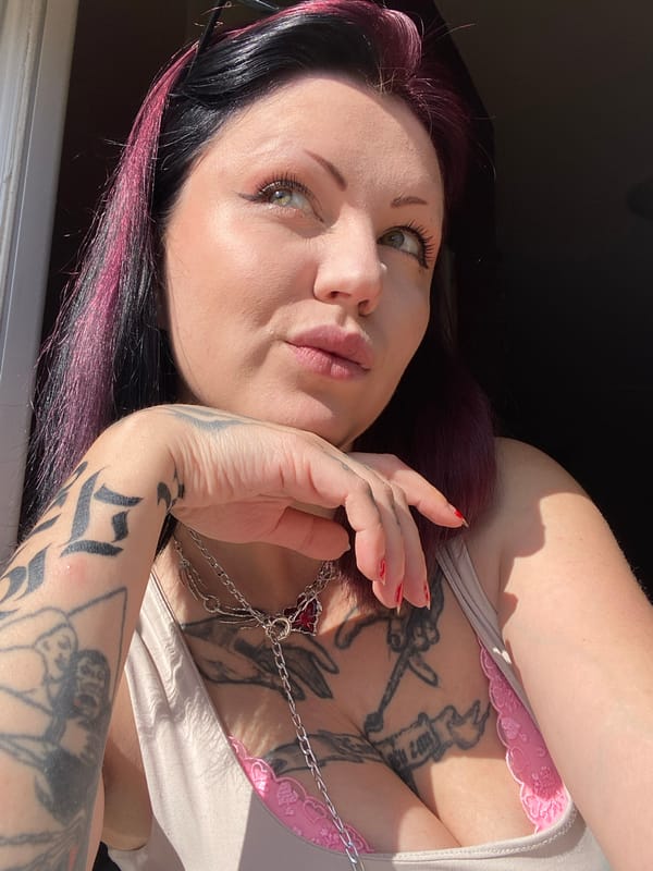 Woman photographed in portrait sessions in Kunje, Montenegro