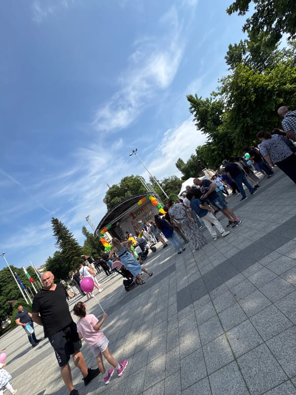Outdoor gathering draws crowds to Pleven plaza