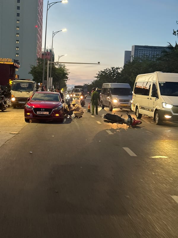 Daily street life documented near Filmore hotel in Đà Nẵng