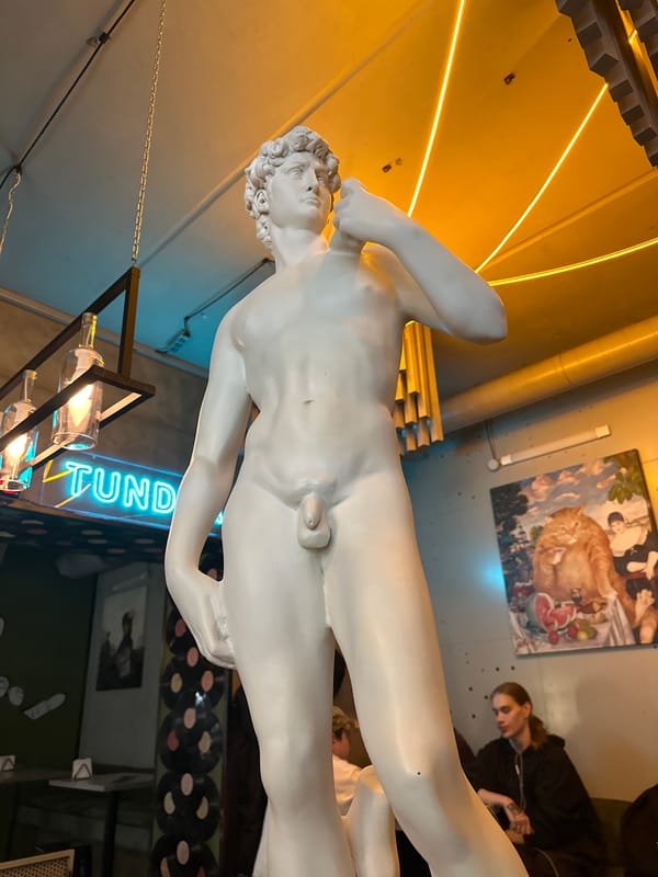 Classical statue centerpiece documented at Krasnoyarsk restaurant