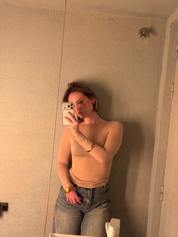 Evening moments captured at Barcelona venue include selfie, drinks