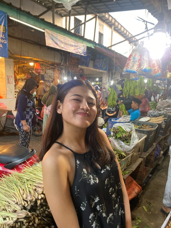 Cikupa street market buzzing with produce and dried goods