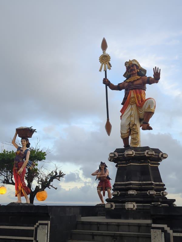 Evening documentation of Taman Ayun Temple and dining areas