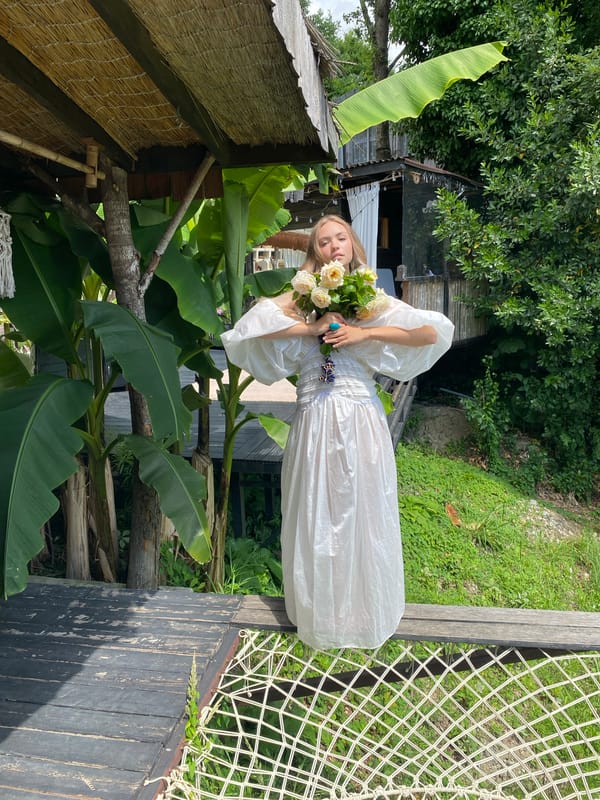 Styled outdoor shoot in Sochi: white dresses, roses, tropical greenery