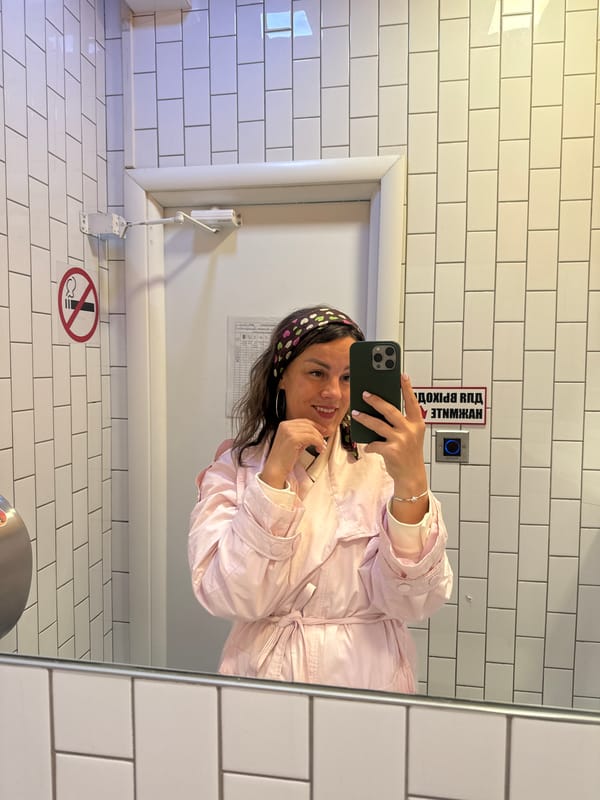Krasnoyarsk resident captures bathroom selfie, nighttime street scene