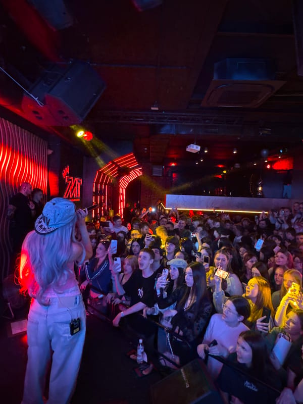 Live music performance draws crowds in Khabarovsk venue