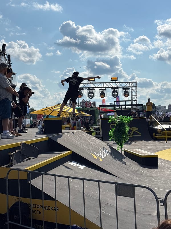 Skate park event with ramp tricks and a DJ stage in Nizhny Novgorod
