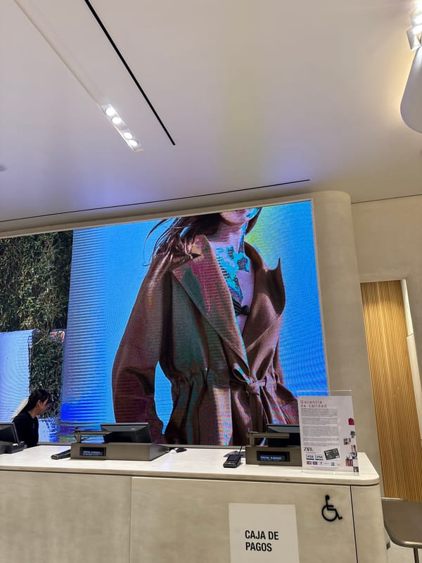 Evening shopping activity documented at Puebla retail complex