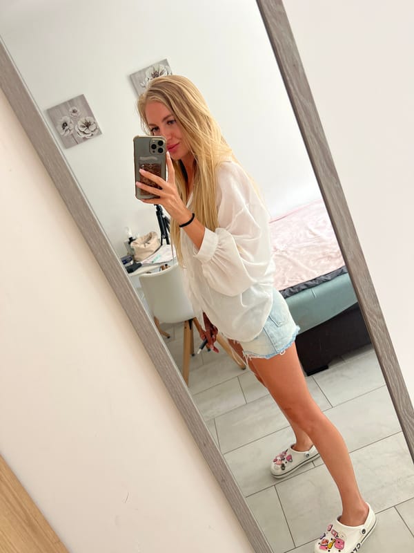 Personal art session and selfies documented in Budva residence