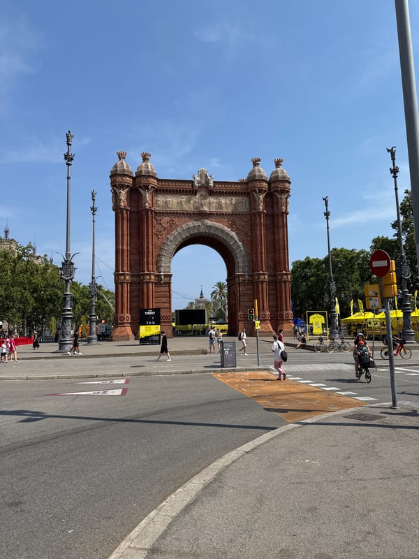 Arc de Triomf up close, then lunch in Barcelona