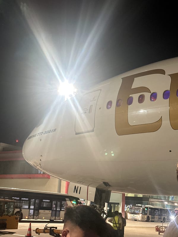 Late-night tarmac moments beside an Emirates 777 in Đà Nẵng