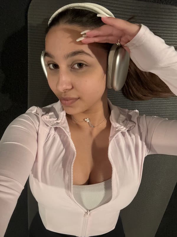 Woman exercises at Mönchengladbach gym Friday evening