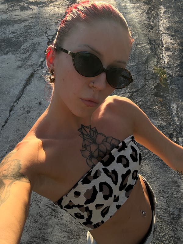 Photo session with tattooed woman in Indonesian tropical setting