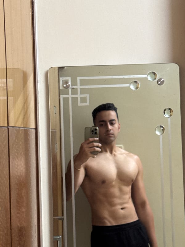 Man Takes Mirror Selfies in Kolkata Home