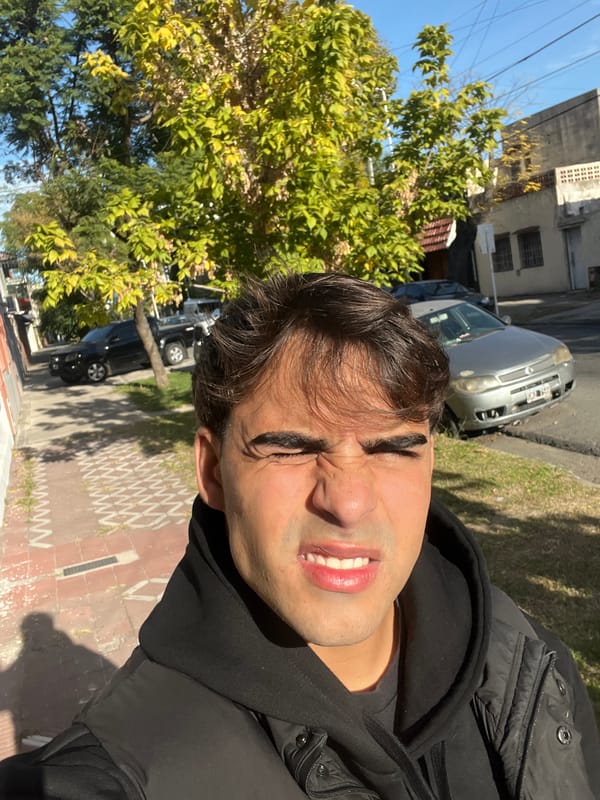 Personal photo session captured across Avellaneda neighborhood