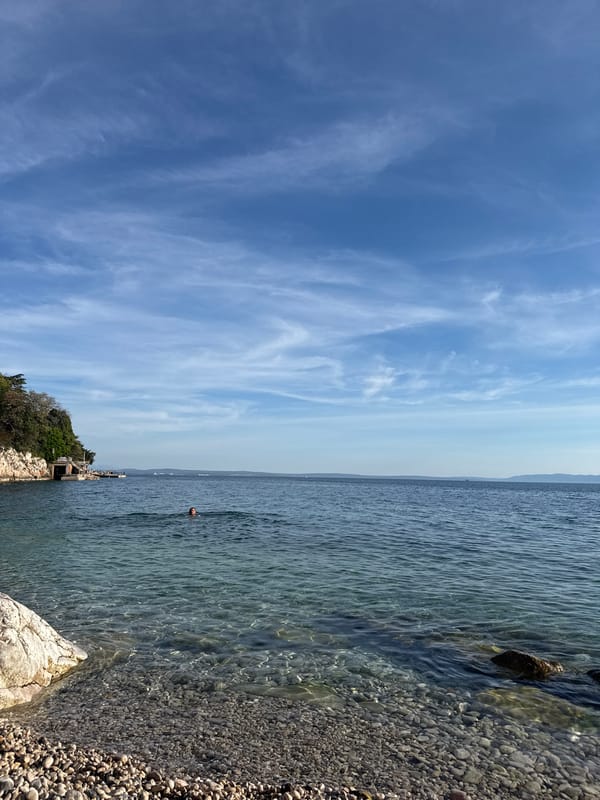Sunny afternoon draws beachgoers to Rijeka's coastal waters