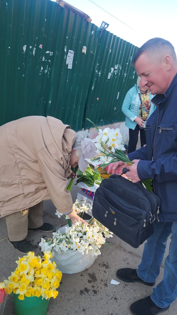 Spring flower sales draw customers to Khimki market stand