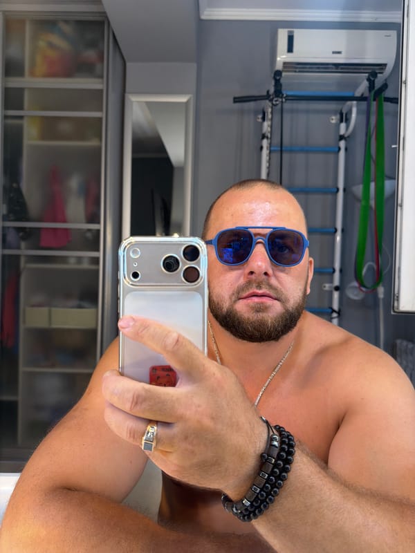 Sochi beach day: gym selfies, a Cuba mural, and a cultural performance