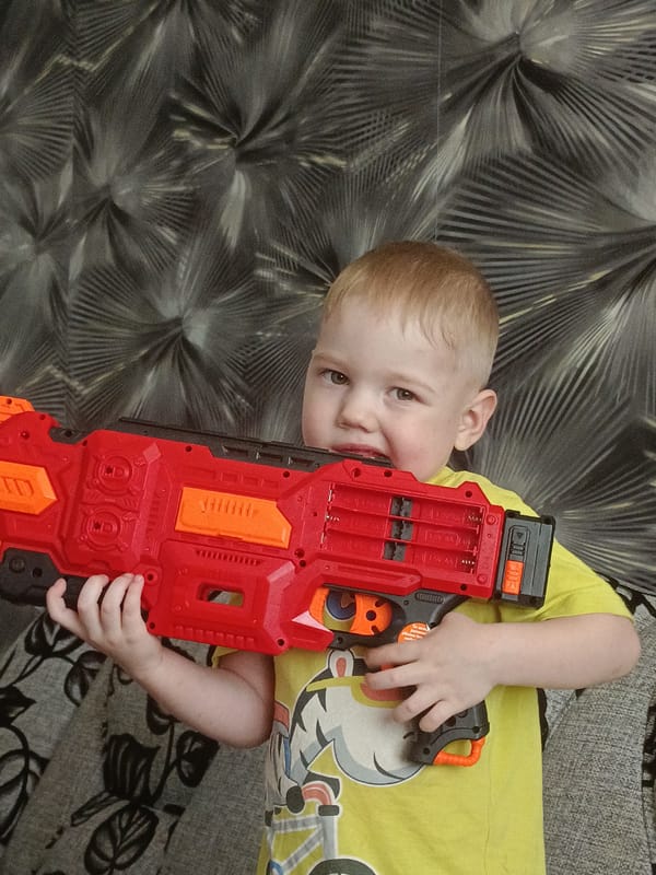 Pigeons, a park, and a toy gun in Chaikovsky