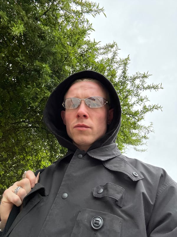 London morning captures: outdoor selfie and black cat sightings