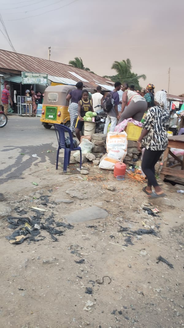 Evening market activity documented in Narayi, Nigeria amid dusty conditions