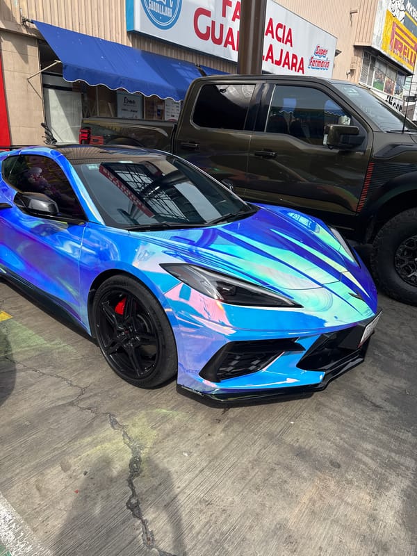 Iridescent blue sports car spotted in Puebla parking lot