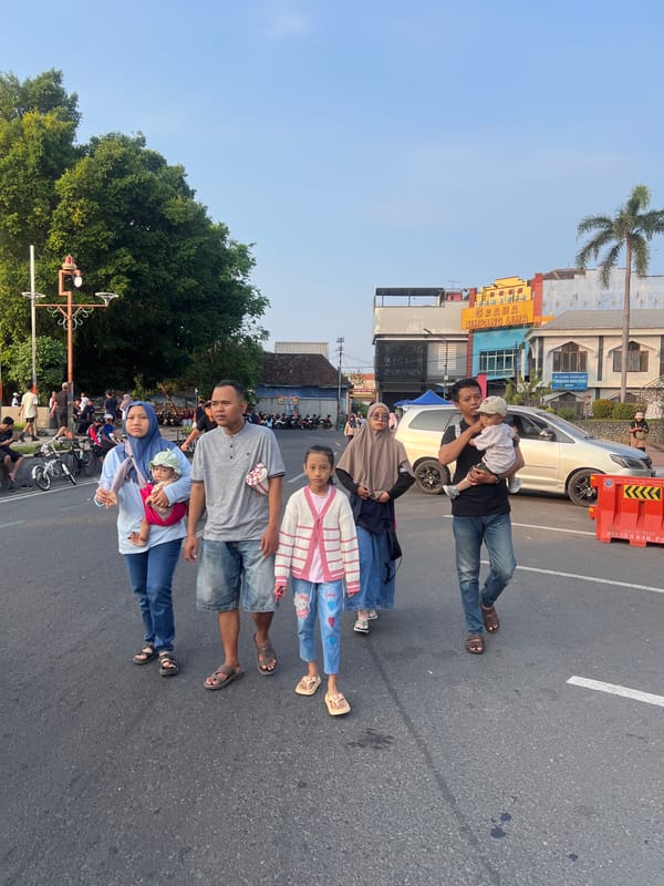 Street vendors and evening crowds in Kecamatan Pati at dusk