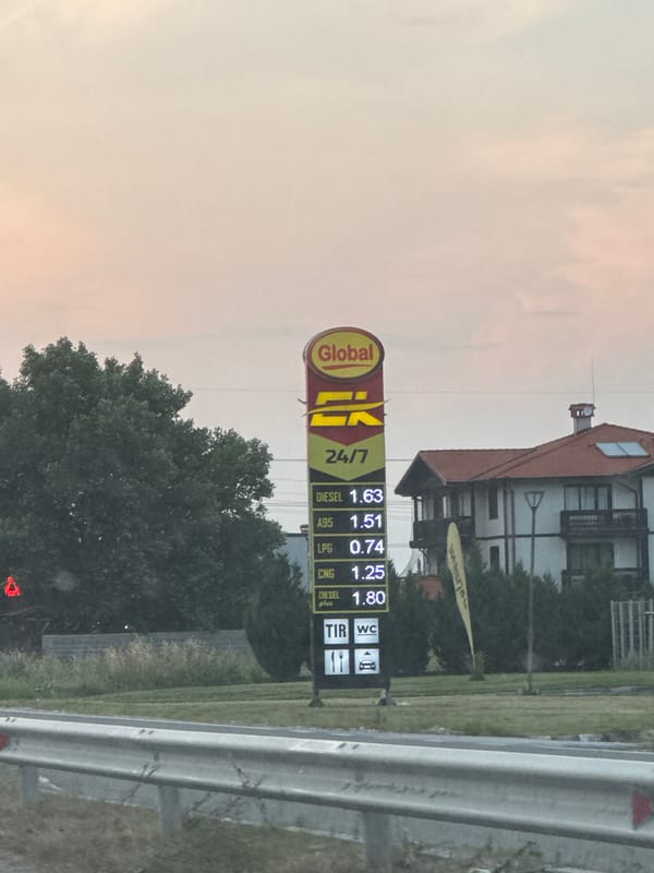 Evening traffic documented near Asenovgrad gas station