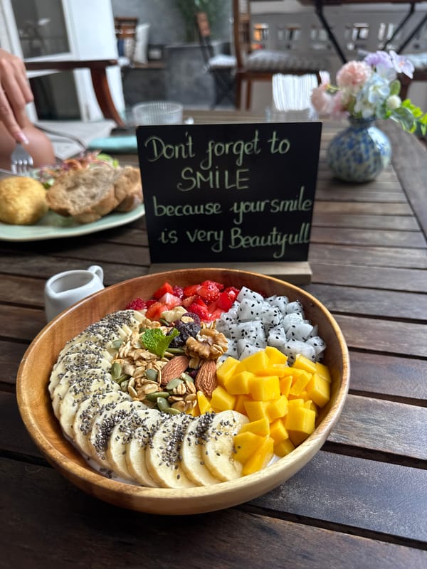 Colorful breakfast bowl documented at Đà Nẵng cafe