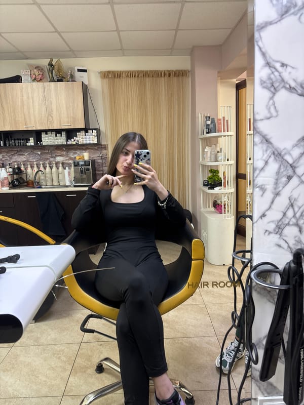 Mirror selfies captured at salon and gym in Chirpan