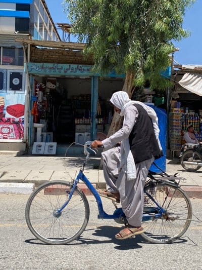 Daily life documented in Kandahar streets over two minutes