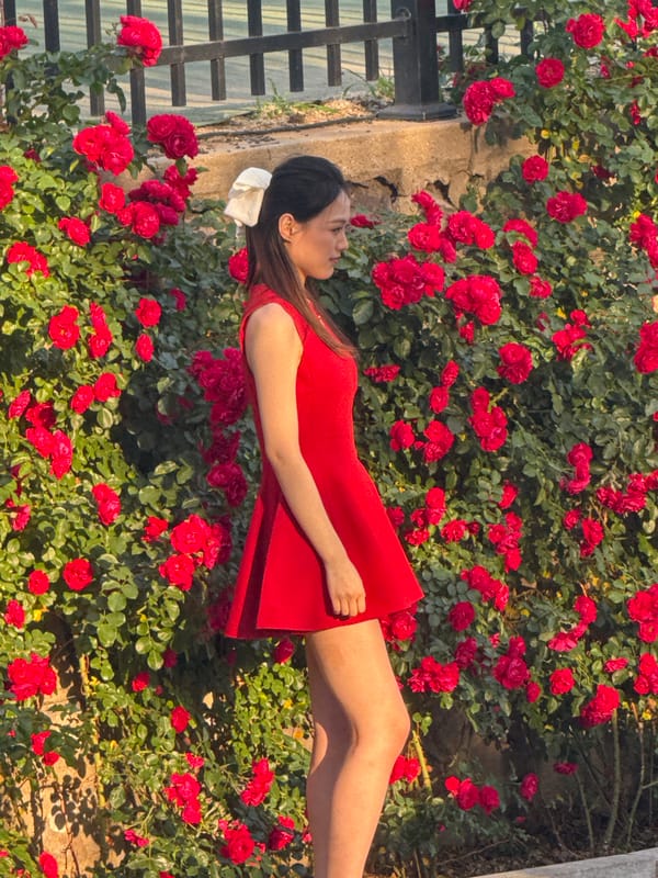 Women pose among red roses in Zhongtun photo session