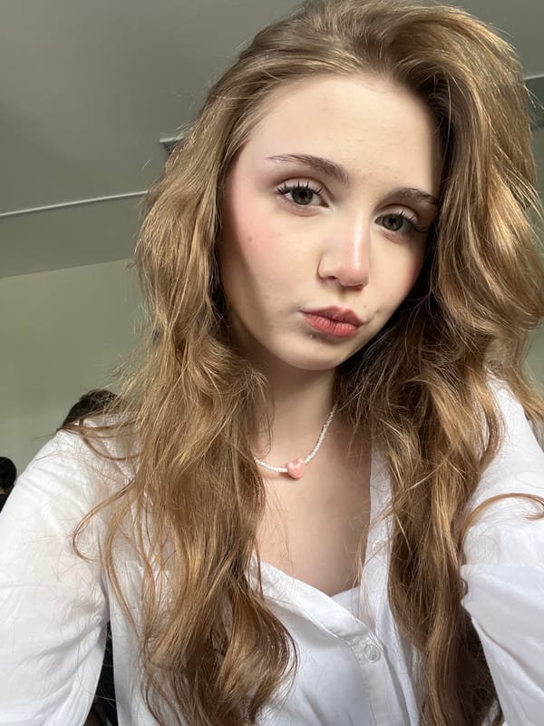Indoor style shoot in Sterlitamak: selfies, accessories, window view