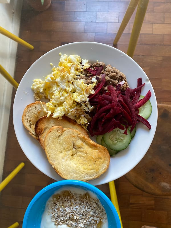São Paulo resident documents home meal with eggs and vegetables